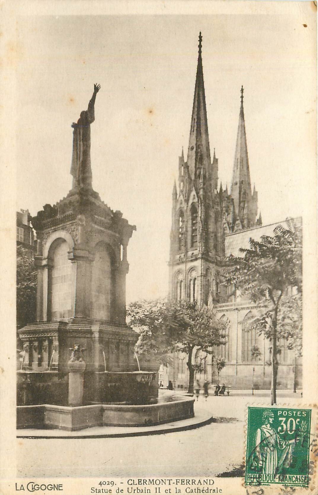 CPA Clermont Ferrand Statue de Urbain II et la Cathedrale 