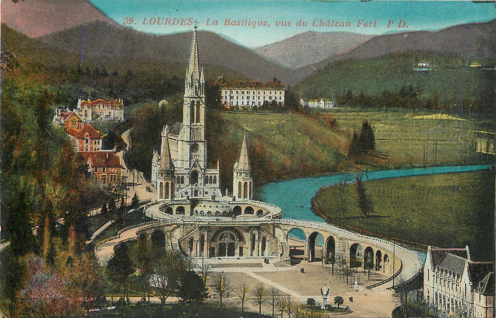 CPA Lourdes La Basilique vue du Chateau Fort 
