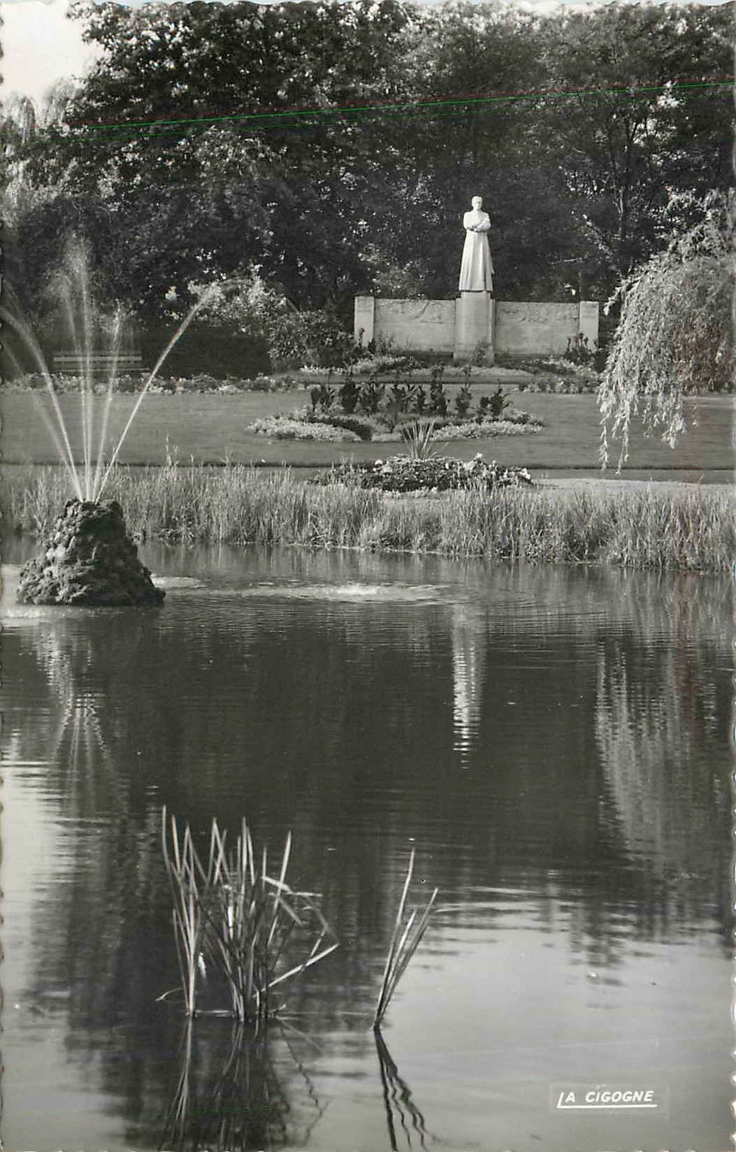 CPM Hazebrouck Nord Jardin public et monument de l'Abbe Lemire 