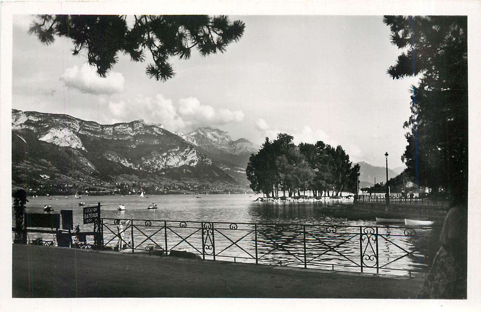 Annecy — Le Lac et l'Île des Cygnes — Éditions G. Mouret, Annecy, n° 571
