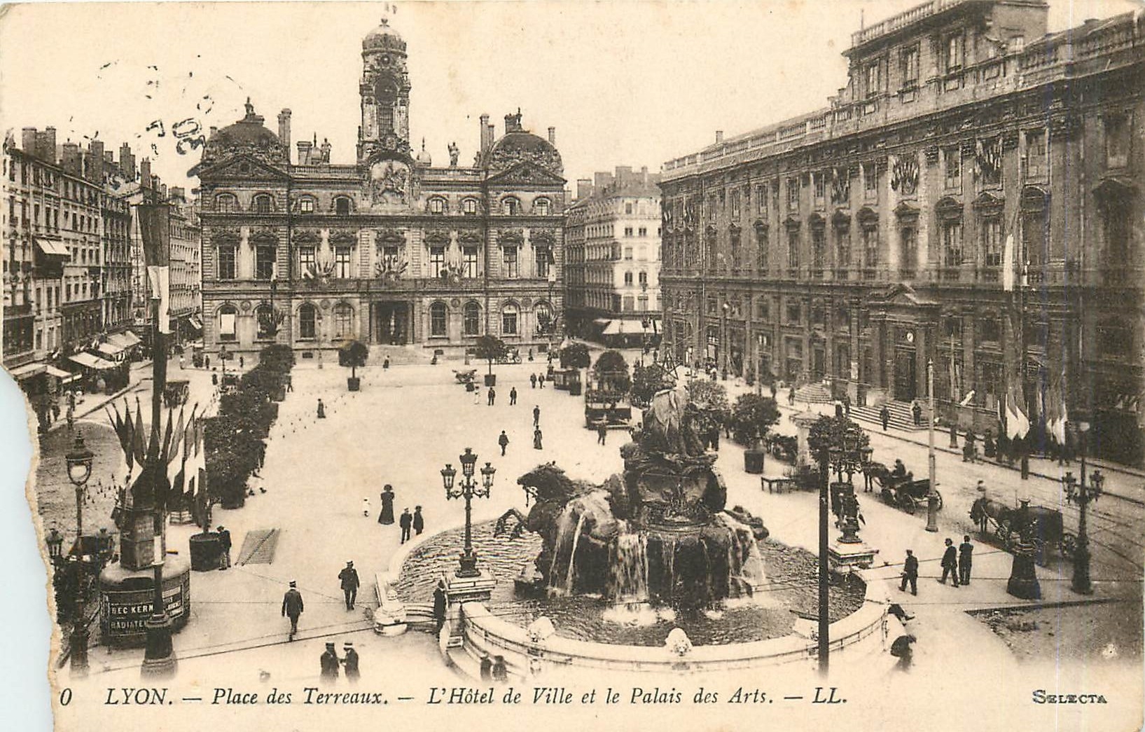 CPA Lyon Place des Terreaux L'Hotel de Ville et le Palais des Arts 