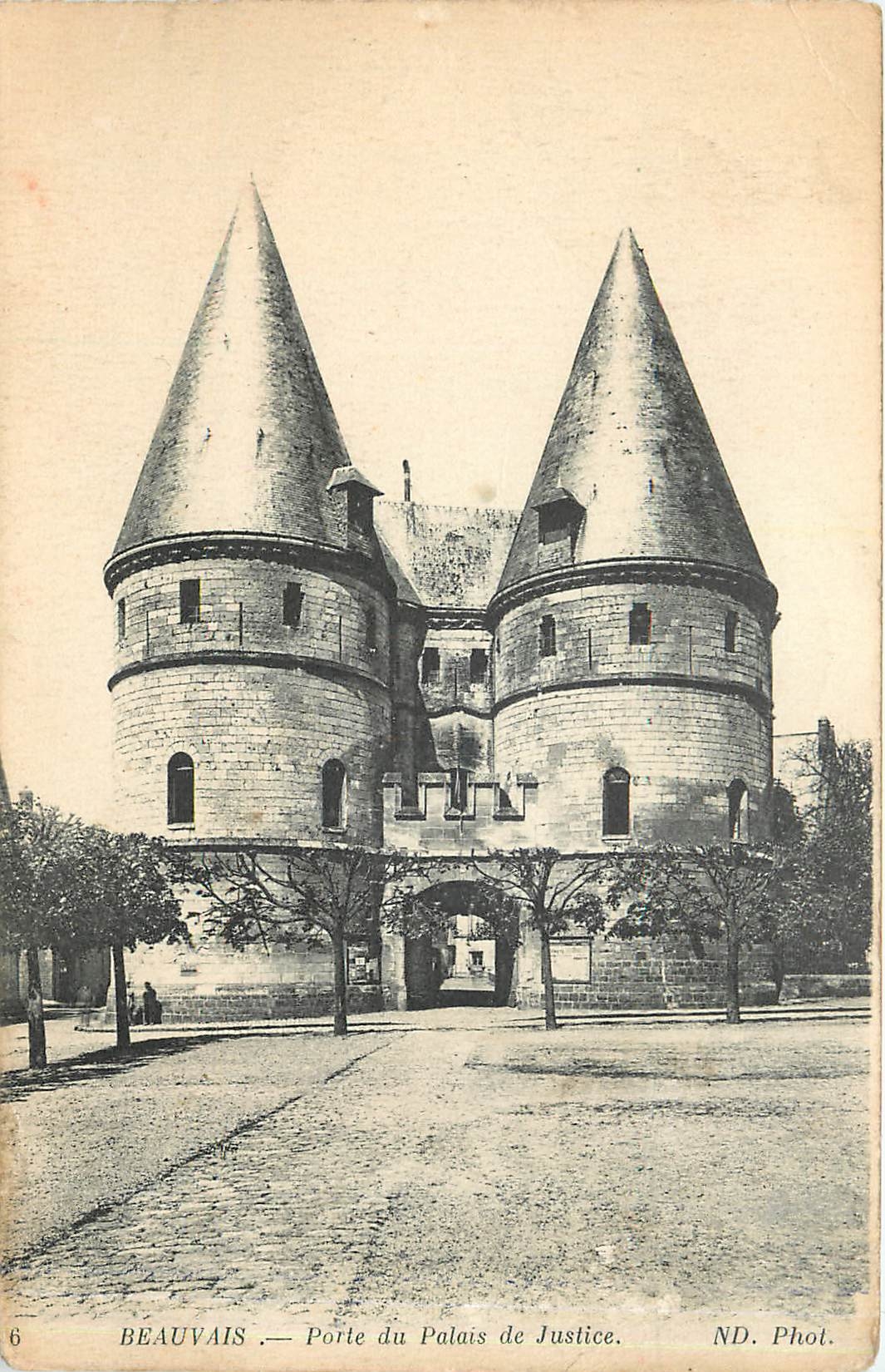 Beauvais — Porte du Palais de Justice — ND. Phot.