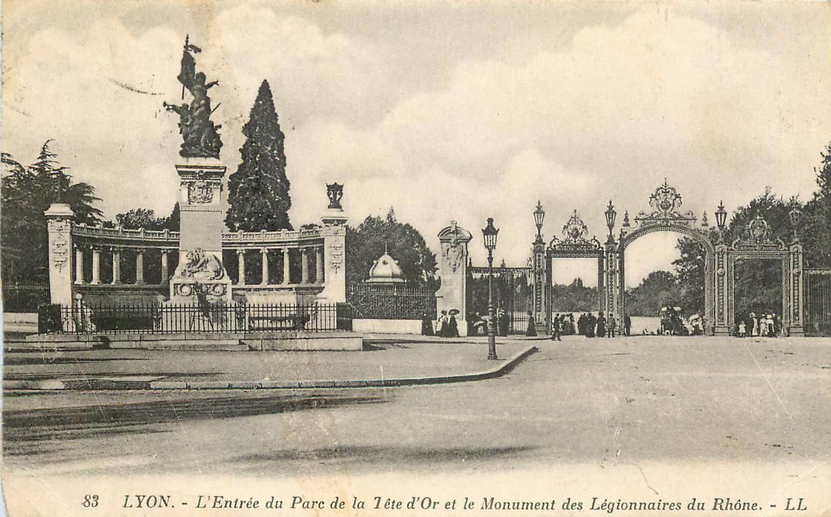 CPA Lyon L'Entree du Parc de la Tete d'Or et le Monument les Legionnaires du Rhone 
