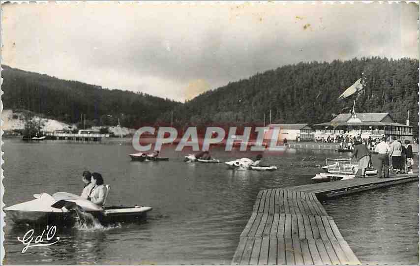 CPM L'Auvergne Le Lac Chambon La Plague embarcadere des Pedalos 