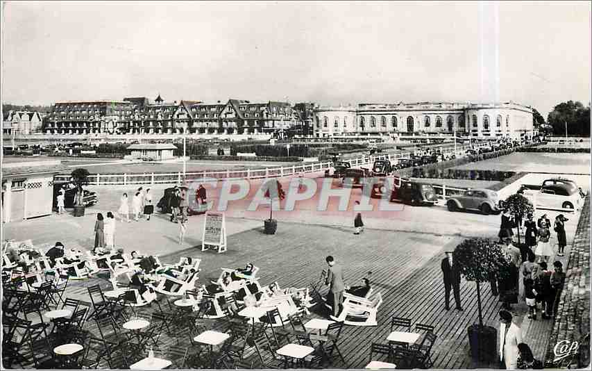 Deauville - La Plage Fleurie — Vue vers le Normandy et le Casino — Hôtel des Voyageurs