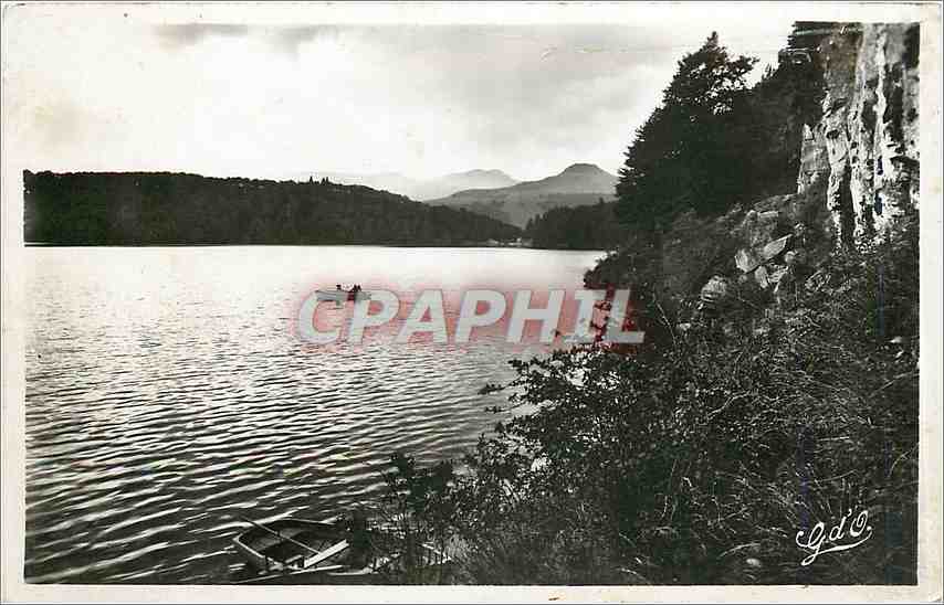 Lac Pavin — Rochers éruptifs de la rive est — G.d'O.