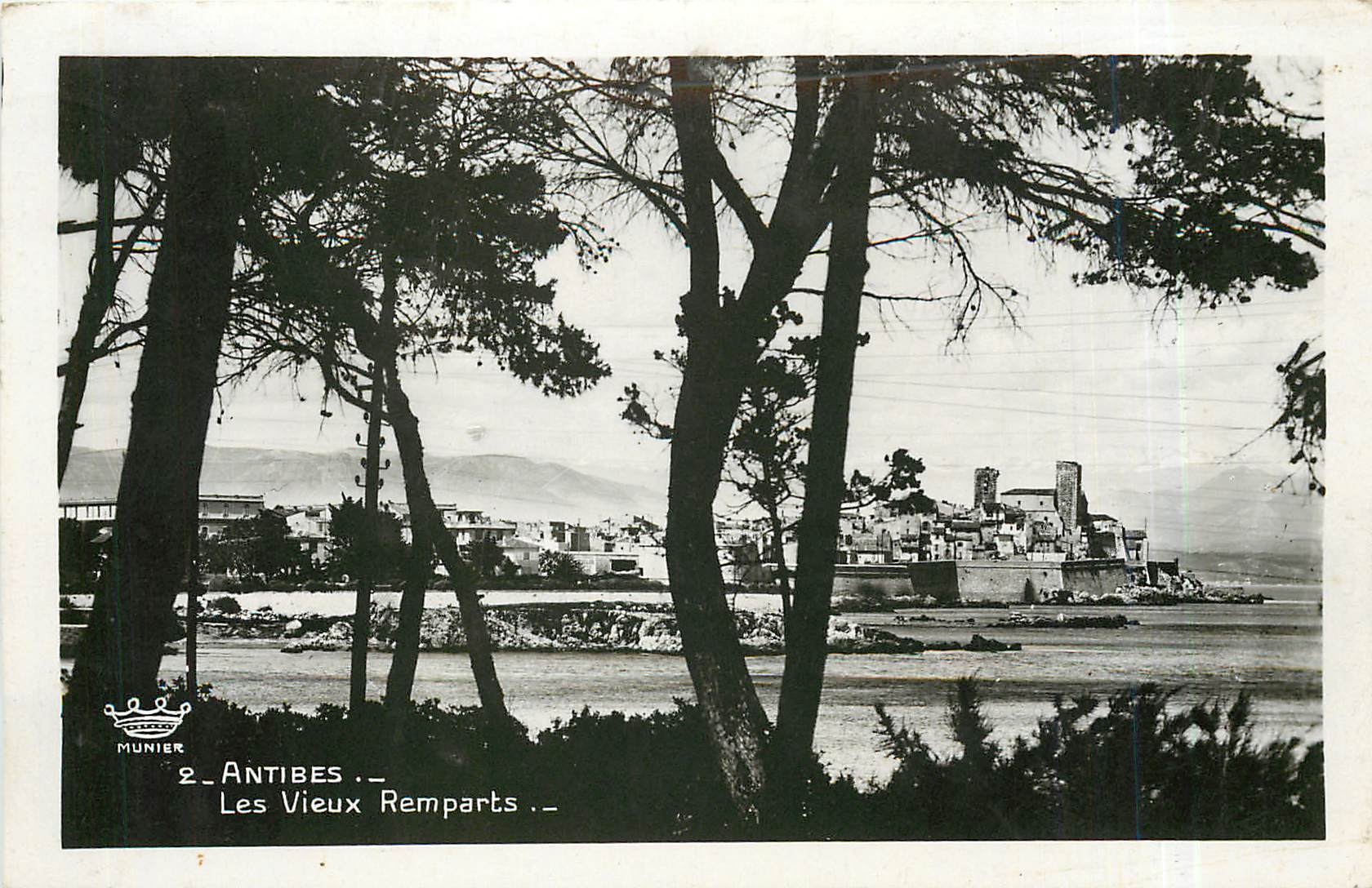 CPM Antibes Les Vieux Remparts 