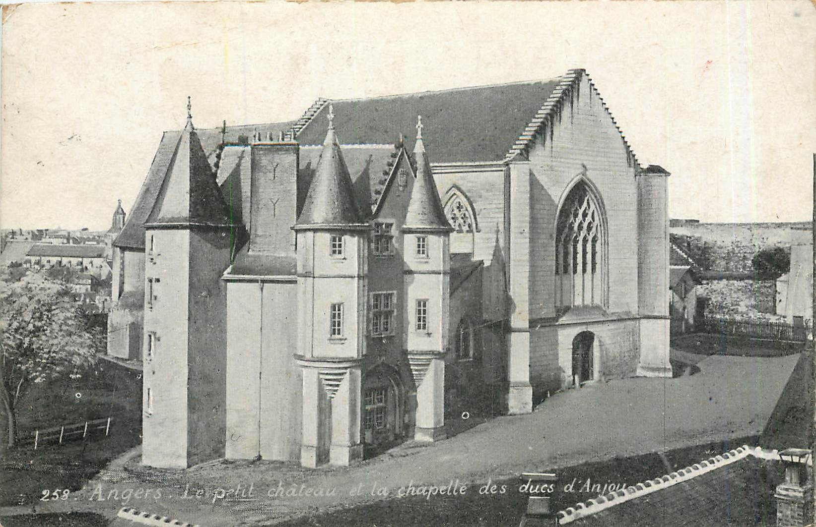 CPA Angers Le petit chateau et la chapelle des ducs d'Anjou 