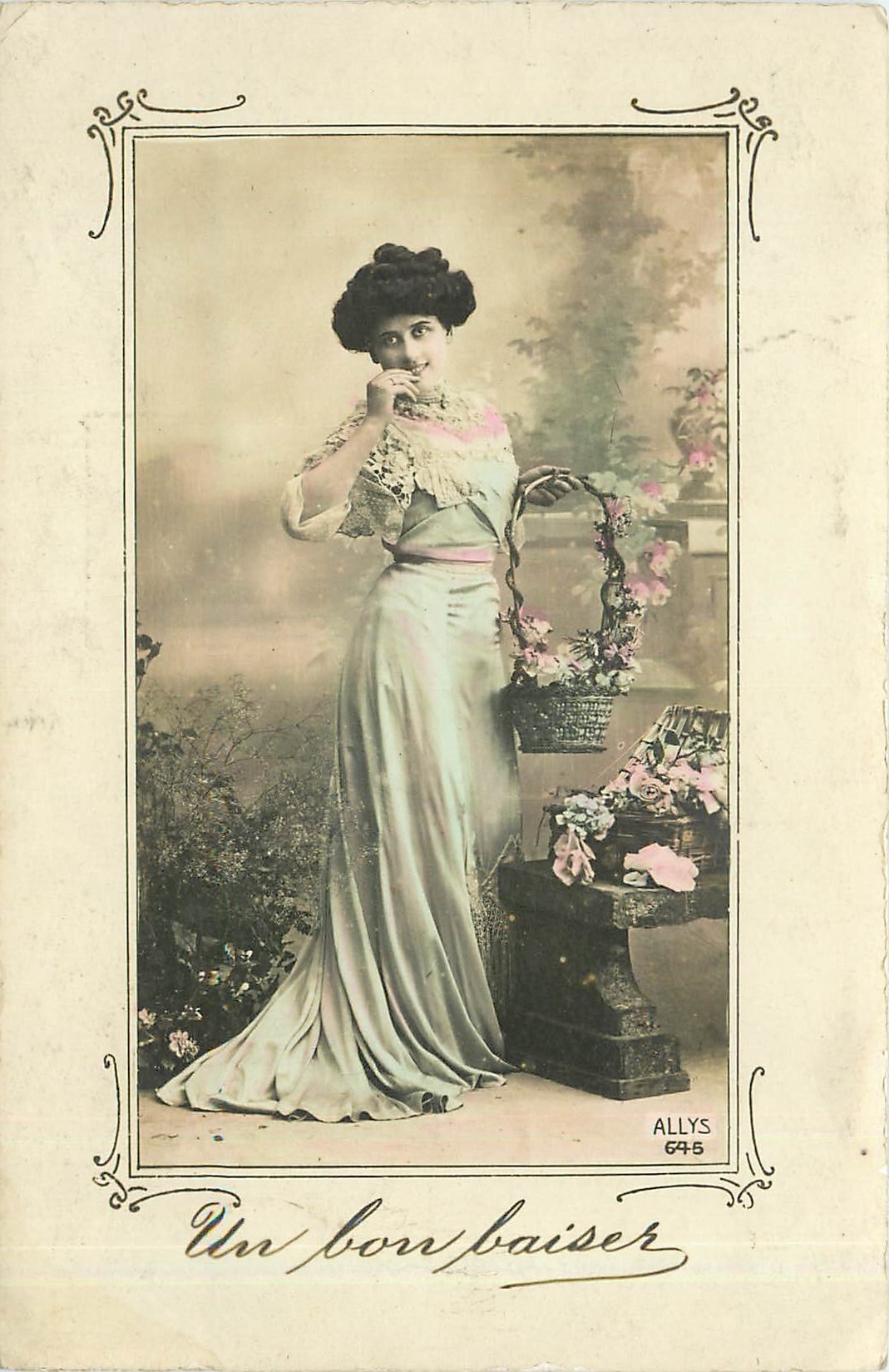 Frau in langer Robe — mit Blumenkorb — ALLYS 645