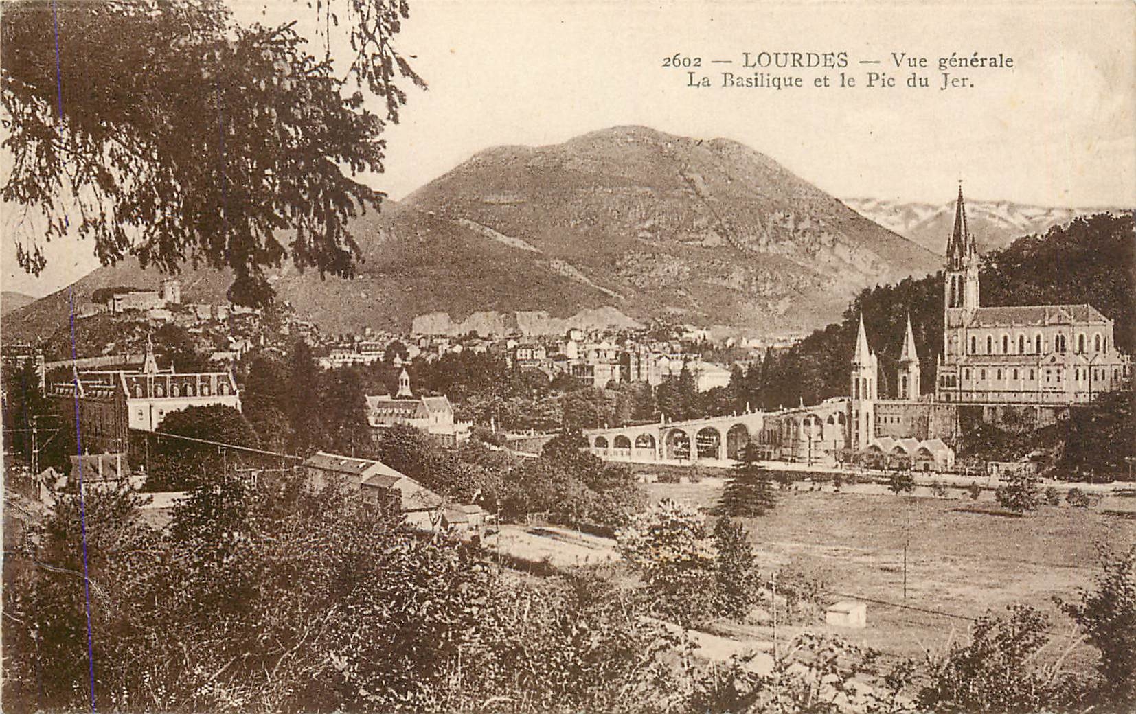 CPA Lourdes Vue generale La Basilique et le Pic du Jer 