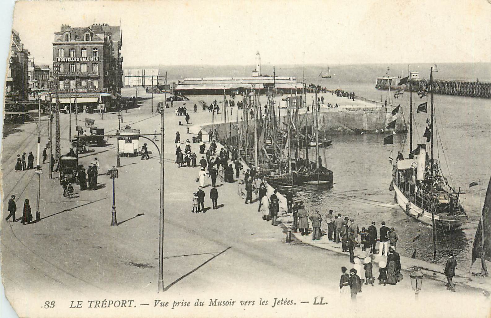CPA Le Treport Vue prise du Musoir vers les Jetees Bateaux