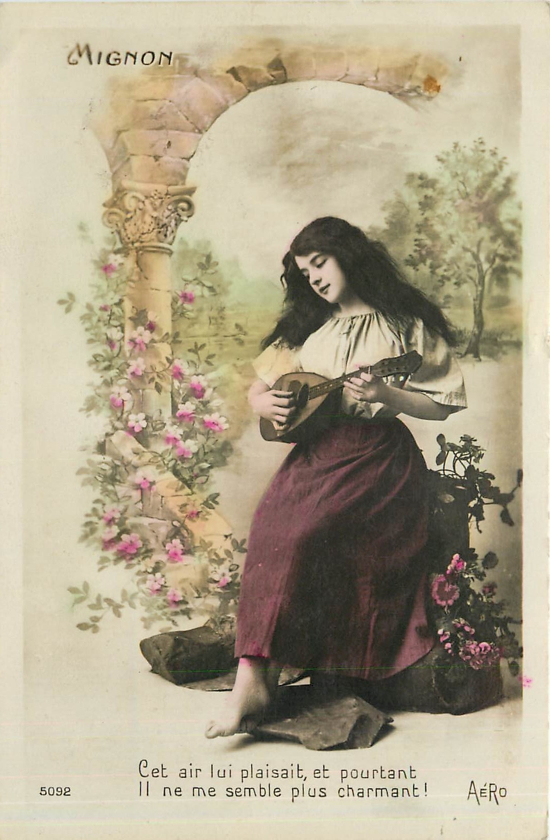 Giovane donna che suona la mandolina — Mignon, n° 5092 — Aéro