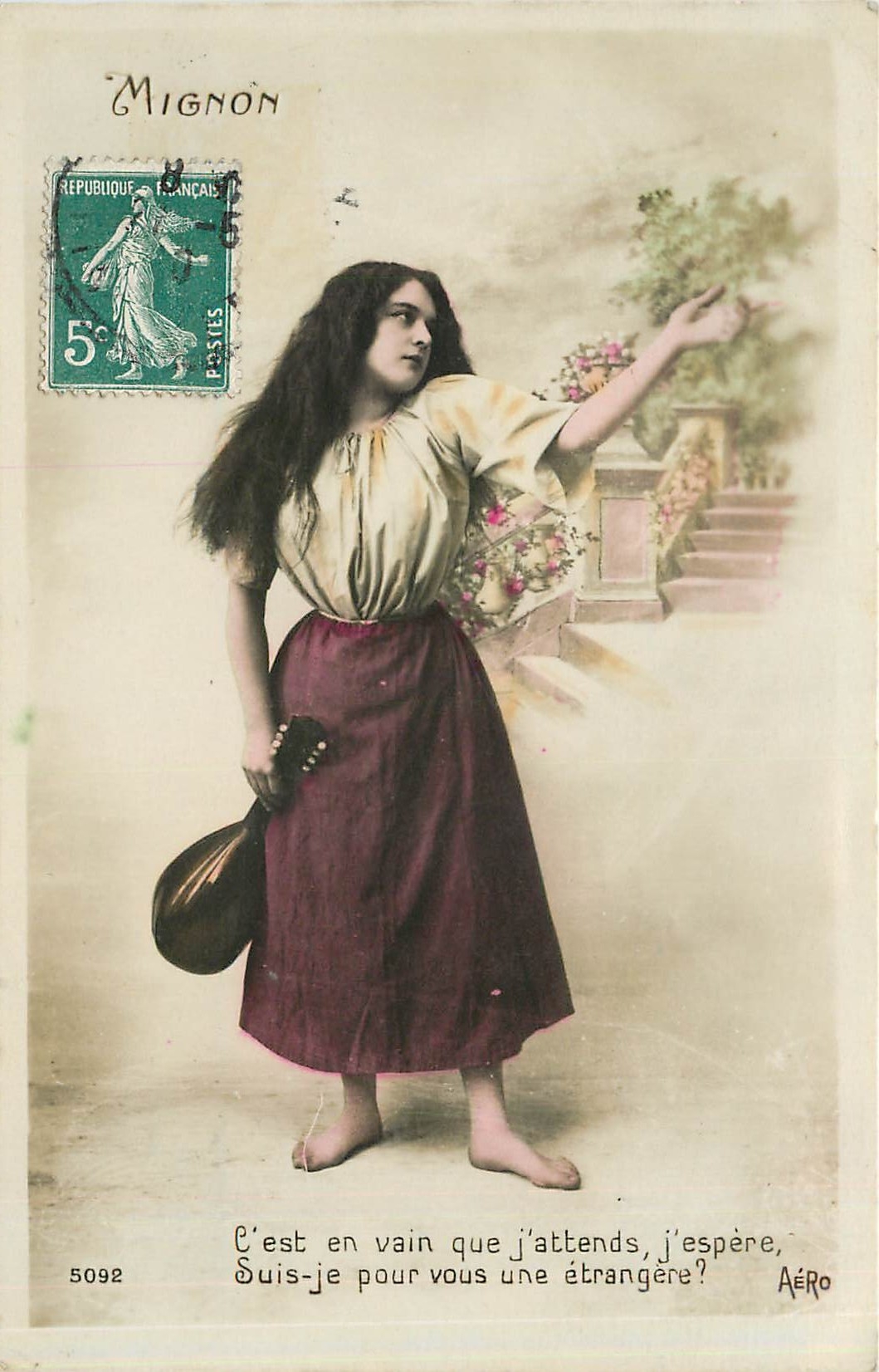 Femme en robe violette tenant un luth — Mignon — Aéro, n°5092