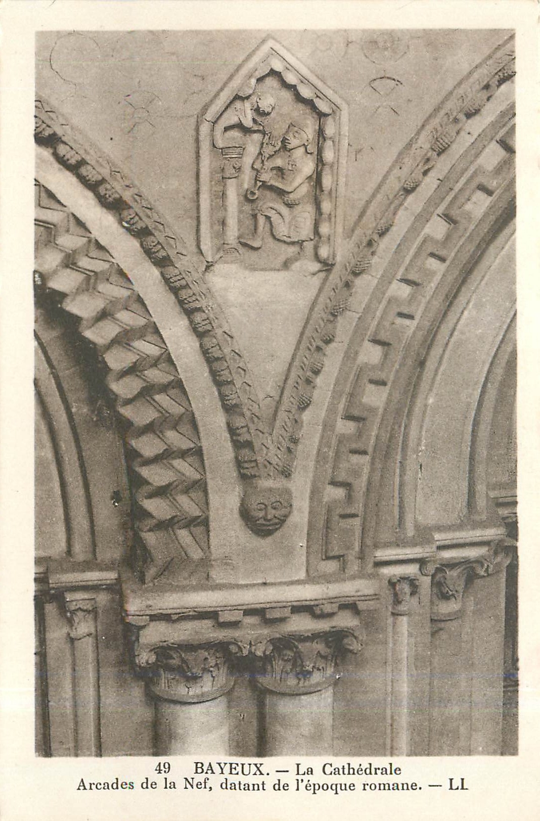 Bayeux — La Cathédrale. Arcades de la Nef, datant de l'époque romane — LL