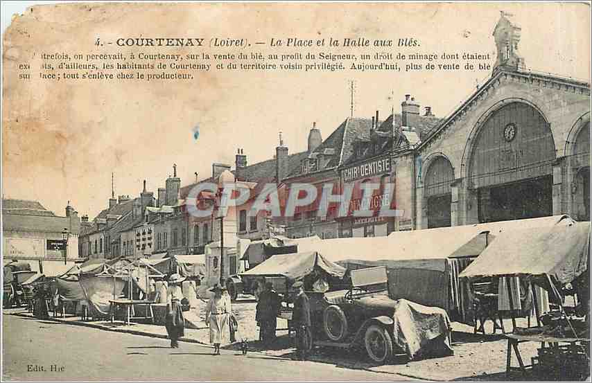 CPA Courtenay  Loiret La Place et la Halle aux Bles 