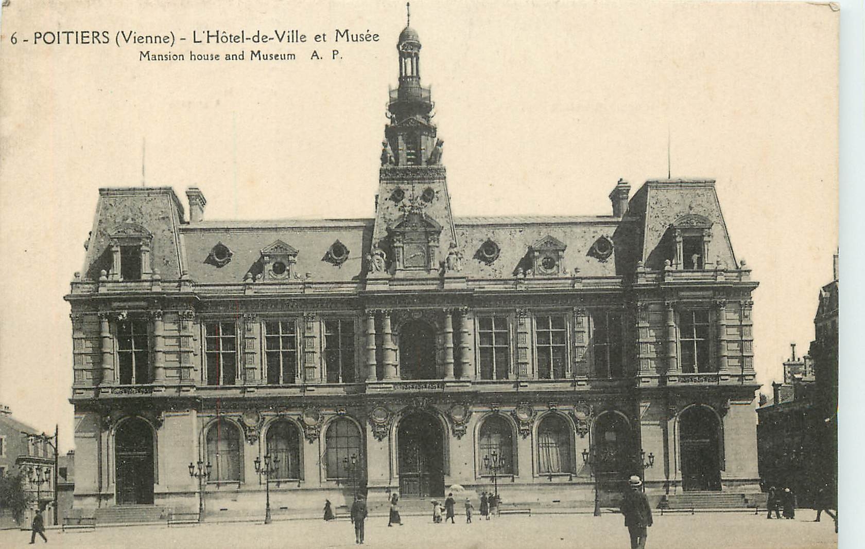 Poitiers (Vienne) - L'Hôtel-de-Ville et Musée - A. P.