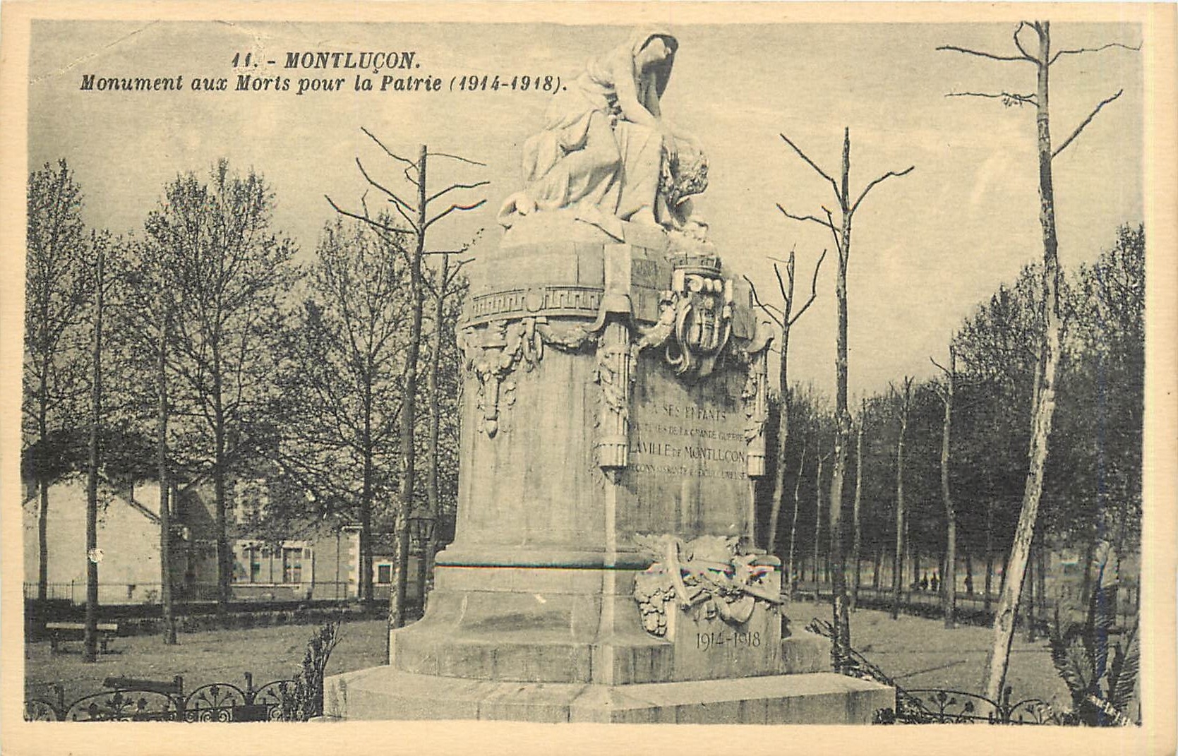 CPA Montlucon Monument aux Morts pour la Patrie 