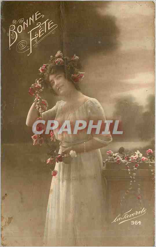 Femme en robe blanche avec couronne de fleurs — Bonne Fête — Lastavorite 964