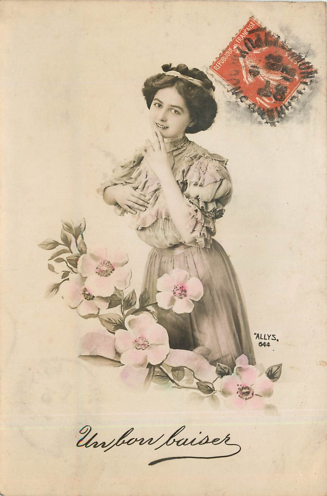Jeune femme souriante — avec fleurs — éditée par 'ALLYLS, 644'