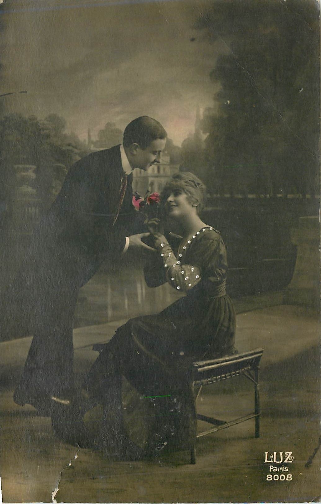 Proposition de fiançailles — scène de jardin — LUZ Paris 8008