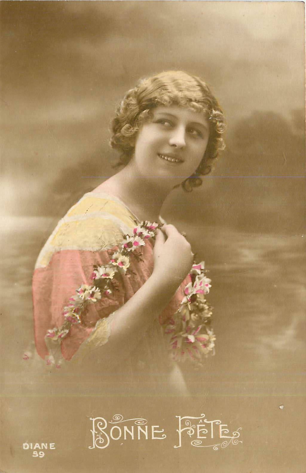 Jeune femme souriante — Bonne Fête — Diane 59