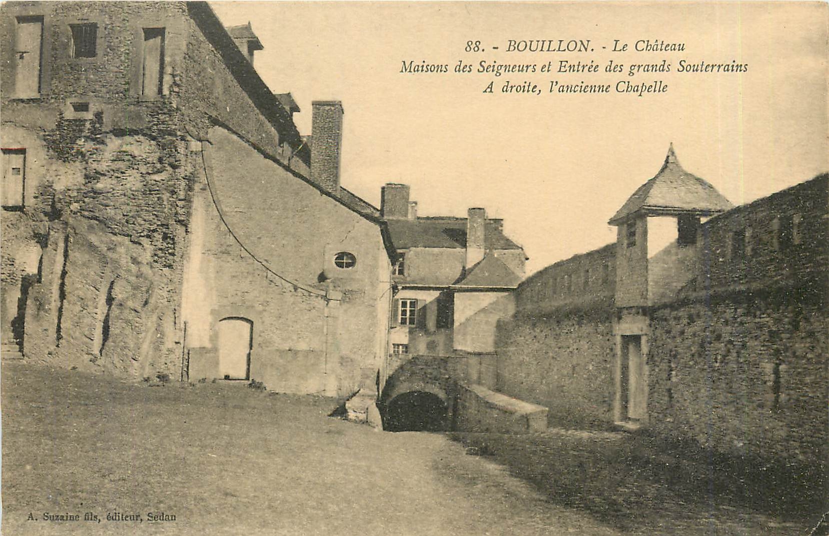 CPA Bouillon Le Chateau Maisons des Seigneurs et Entree des grands Souterrains A droite l'Ancienne C