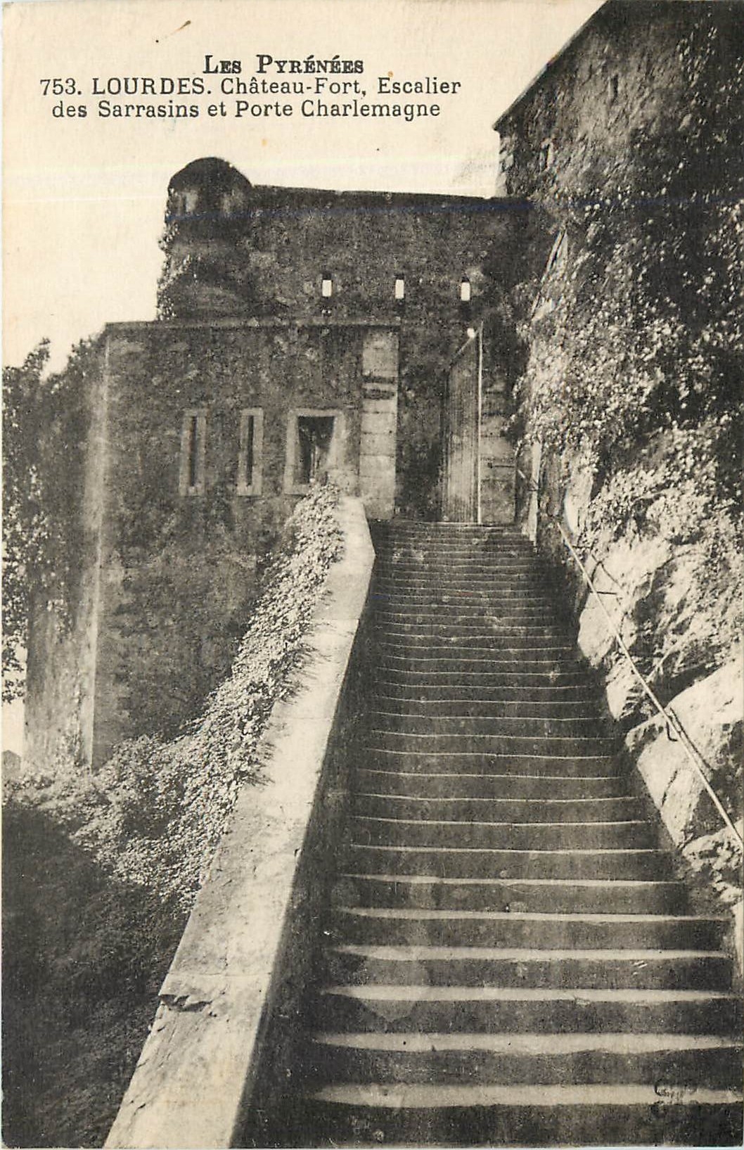 CPA Lourdes Chateau Fort Escalier des Sarrasins et Porte Charlemagne 