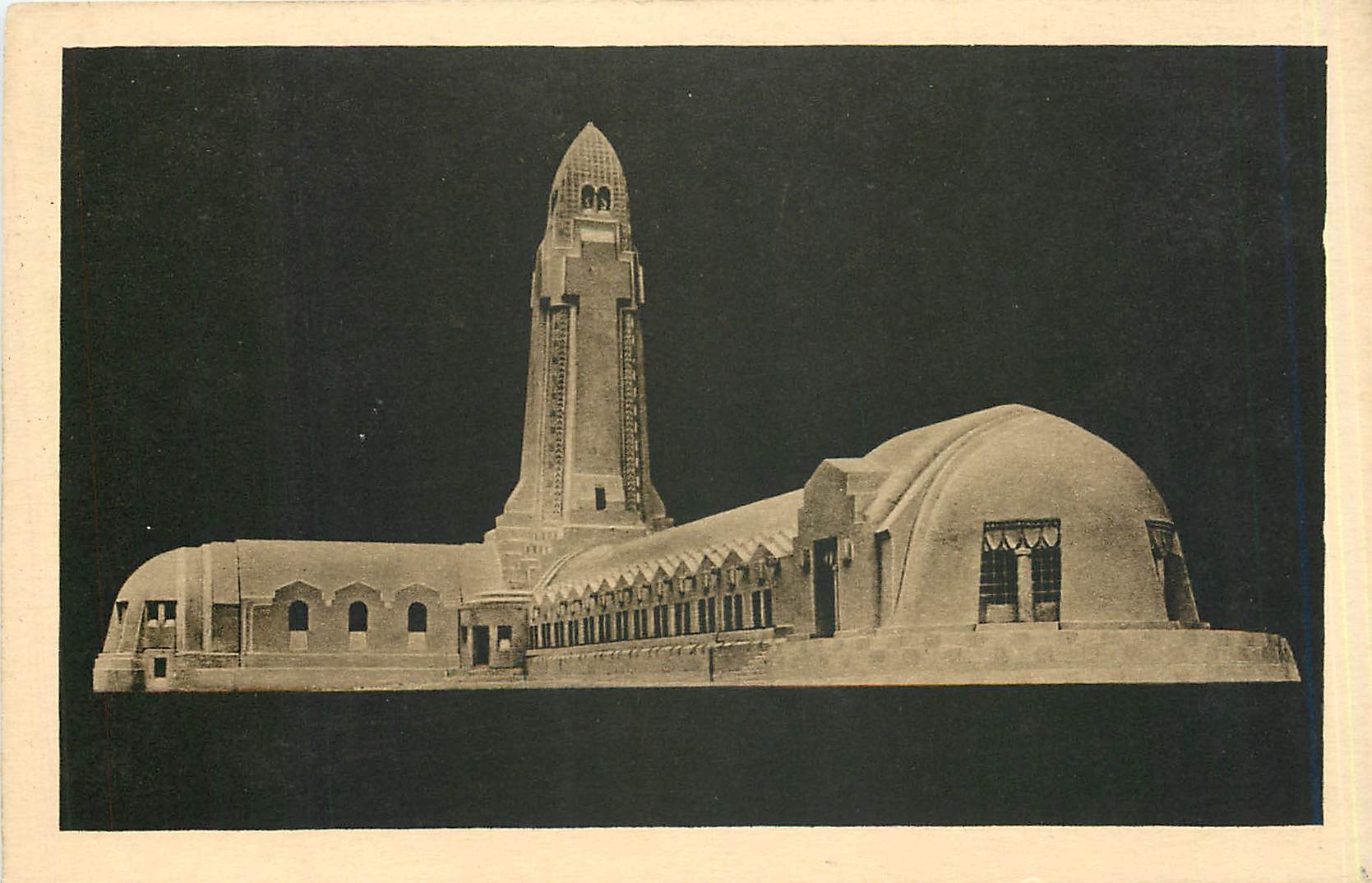 CPA Ossuaire et Place de Douaumont Arriere du monument - Chapelle Catholique