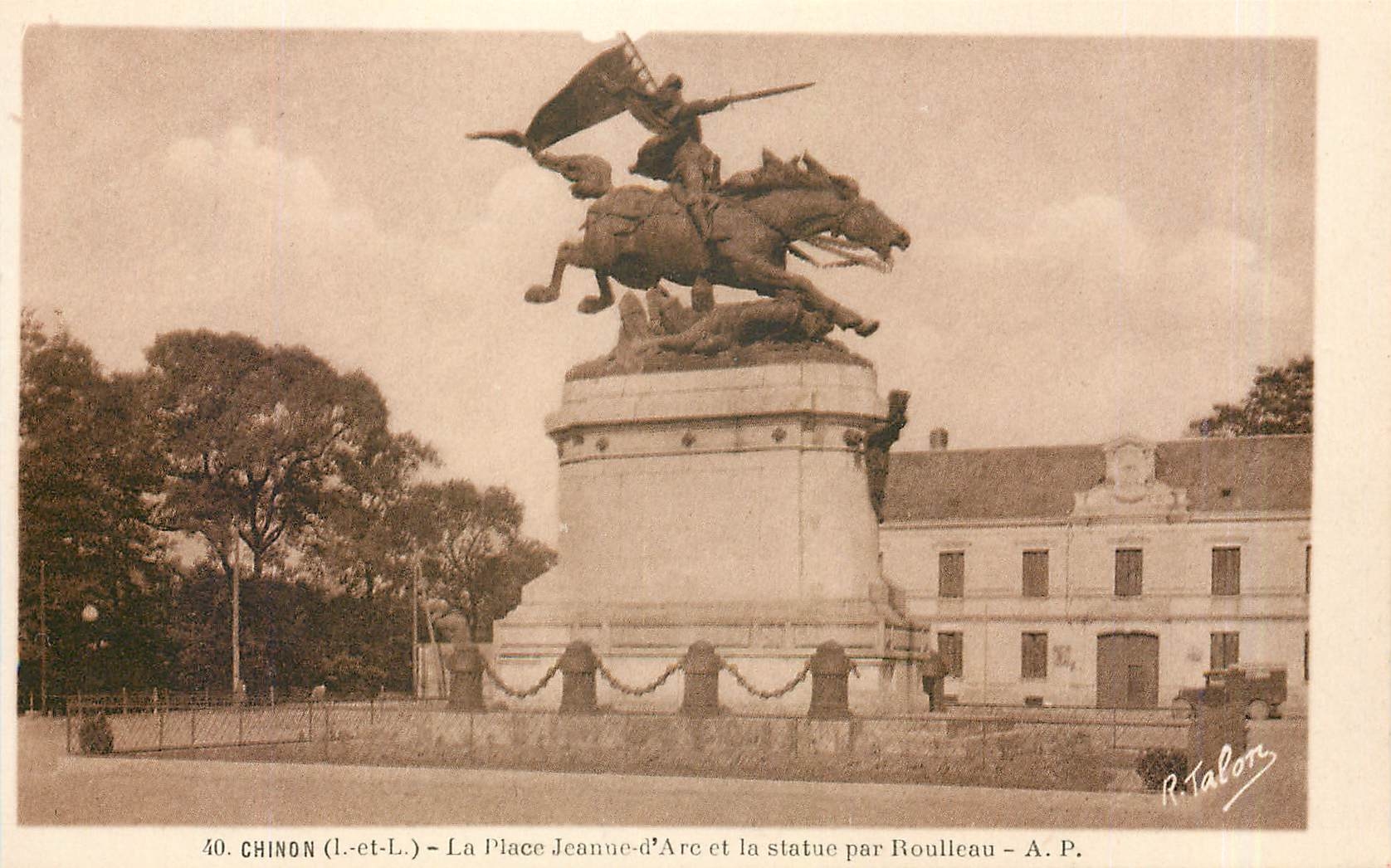 CPA Chinon - La Place Jeanne d'Arc et la Statue par Roulleau