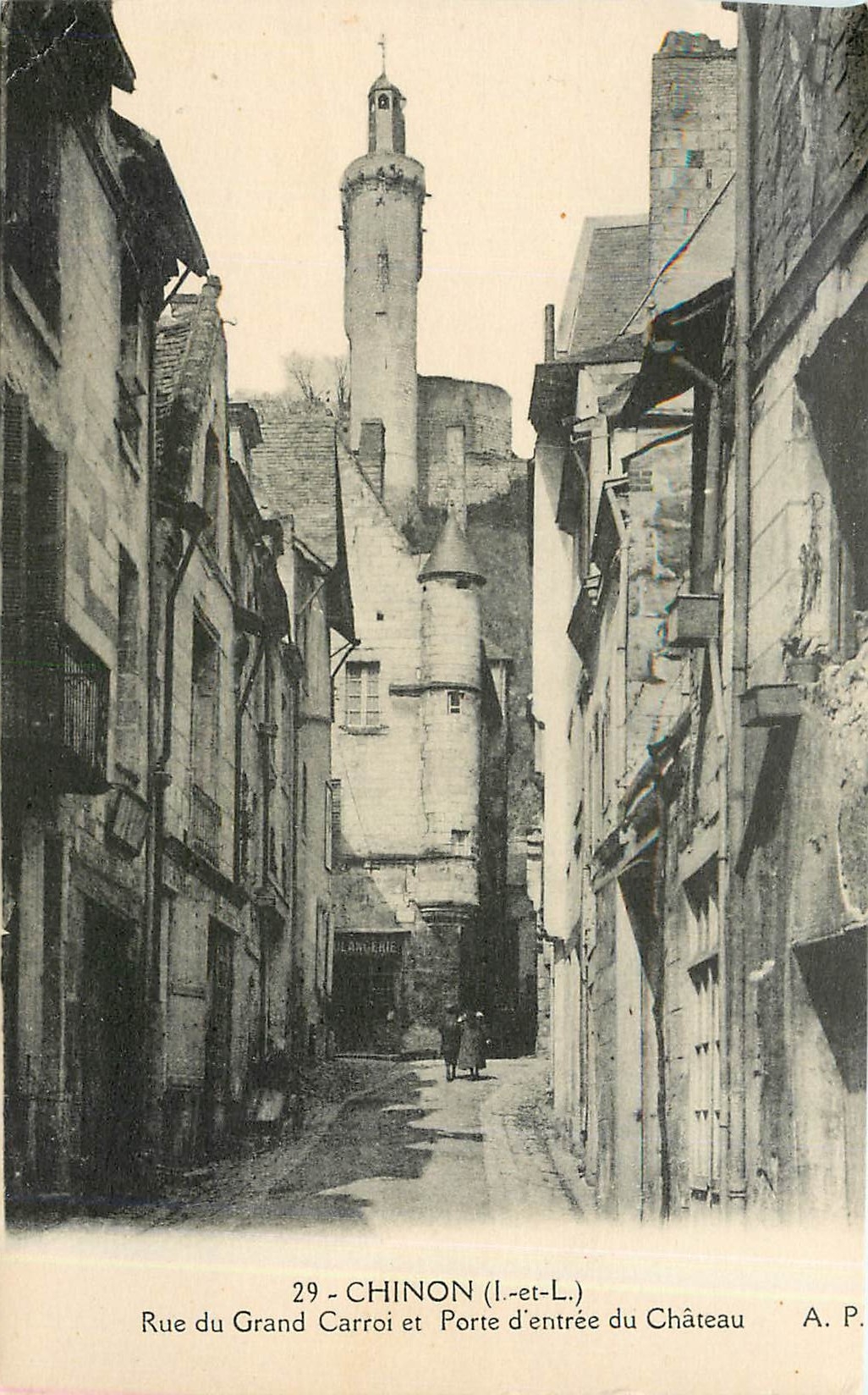 CPA Chinon - Rue du Grand Carrooi et Porte d'entree du Château