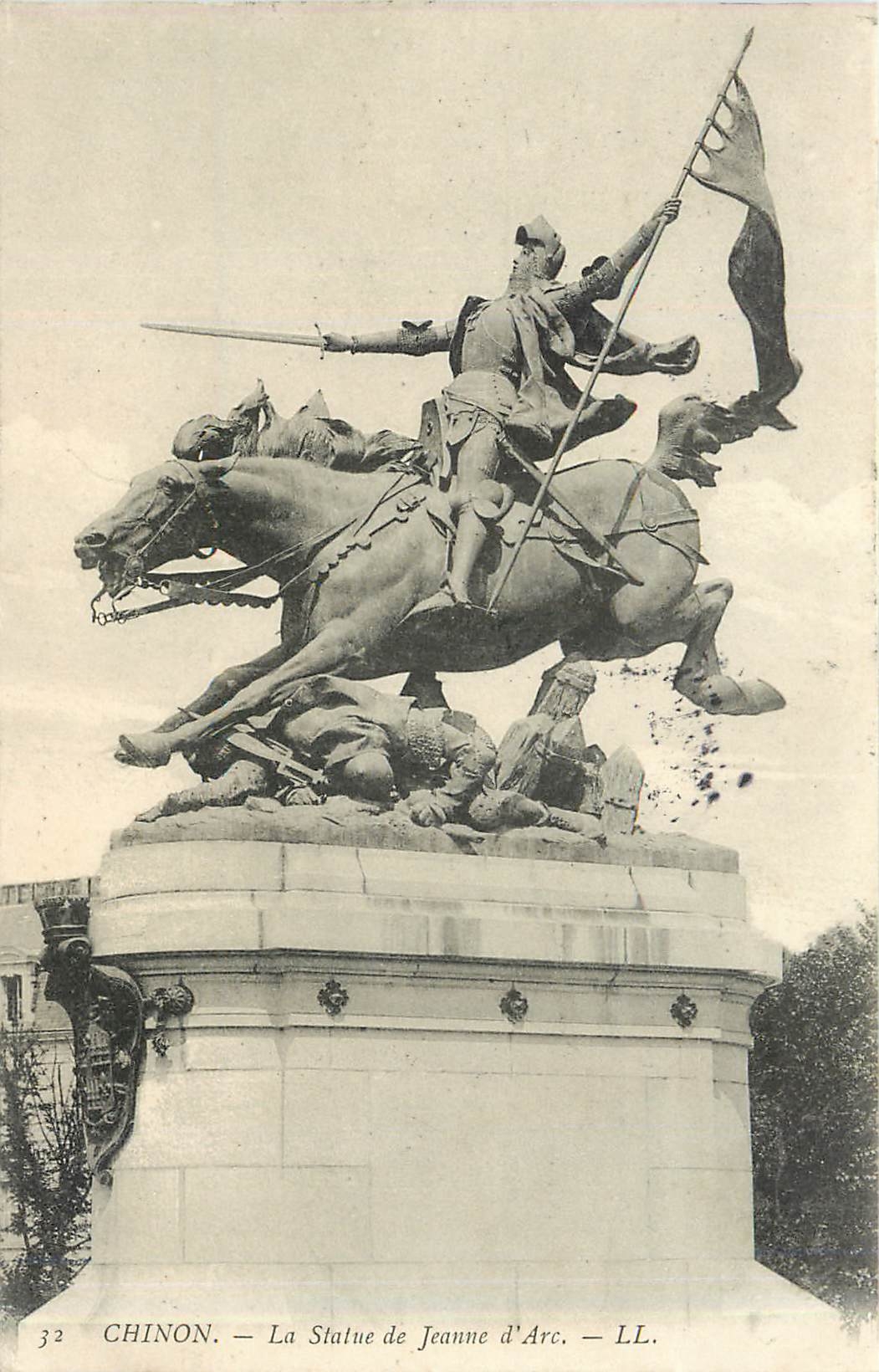 CPA Chinon - La statue de Jeanne d'Arc