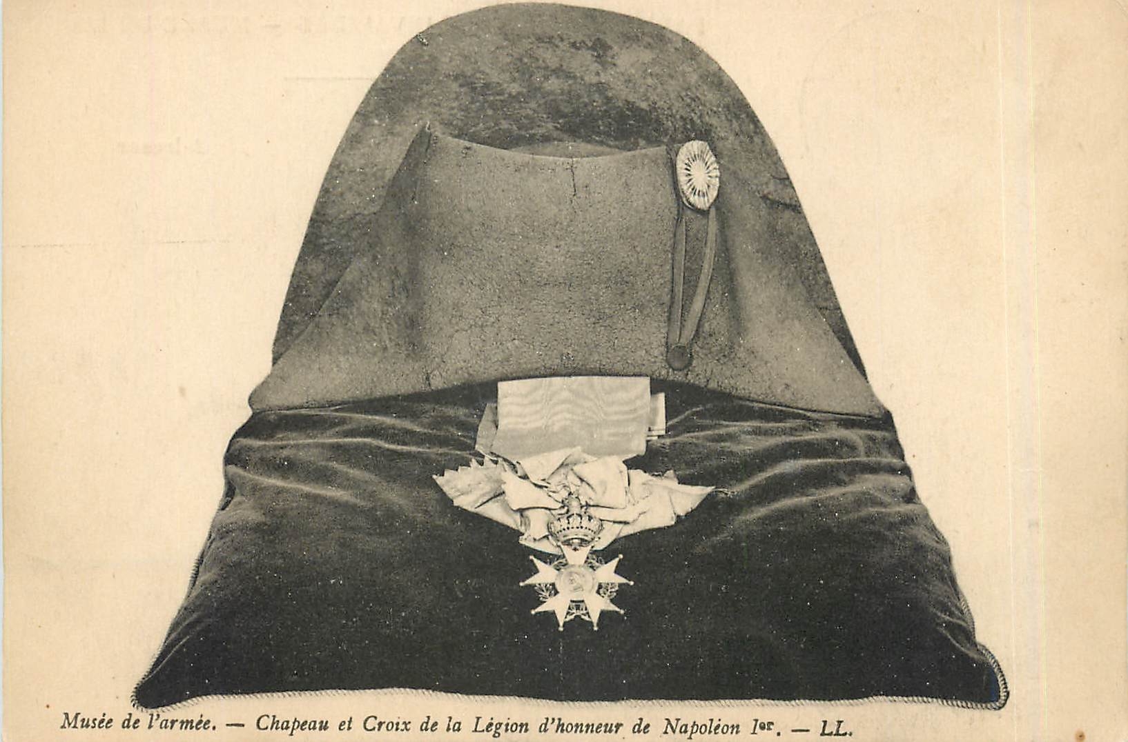 CPA Musee de l'armee - Chapeau et Croix de la Legion d'Honneur de Napoleon 1er