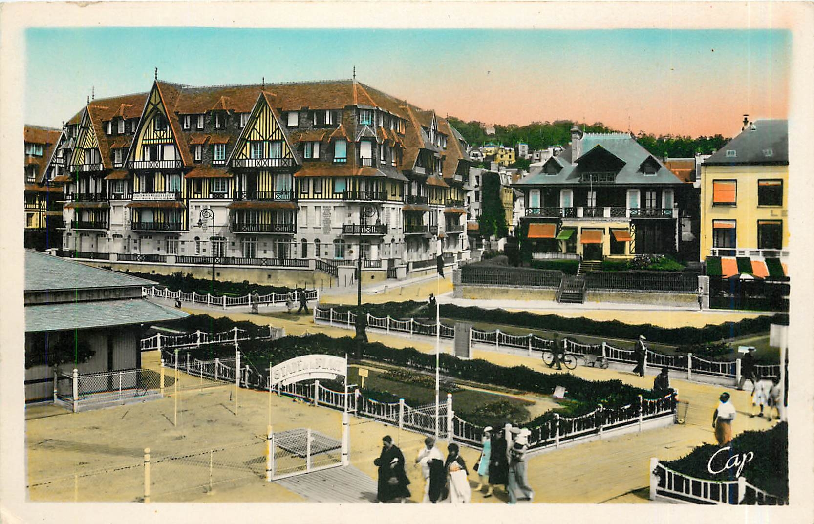 TROUVILLE - Reine des Plages — Vue sur les Planches et les nouveaux Immeubles — REALPHIL, Paris