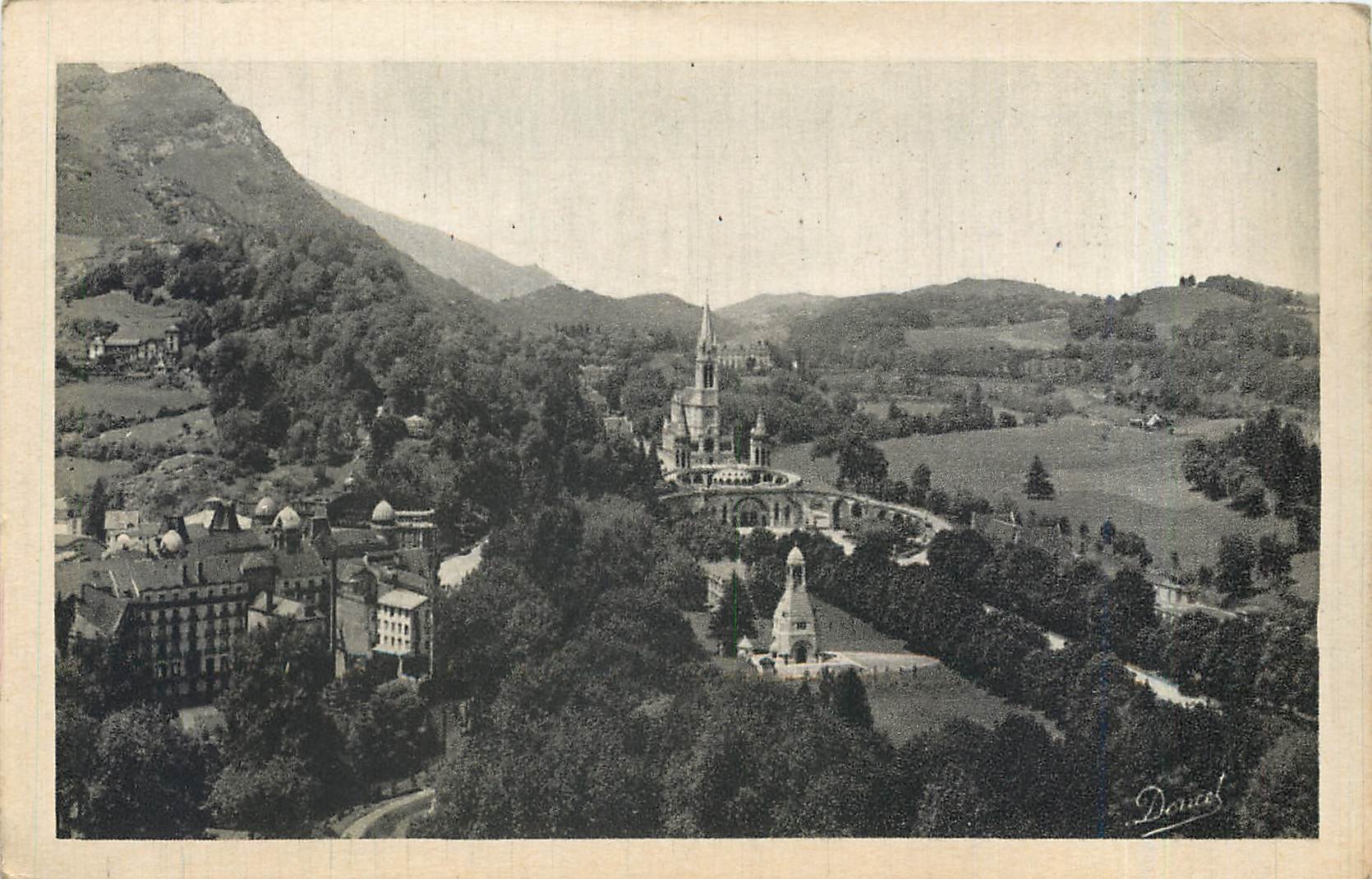 CPA Lourdes - Vue d'ensemble sur la Basilique et le Calvaire