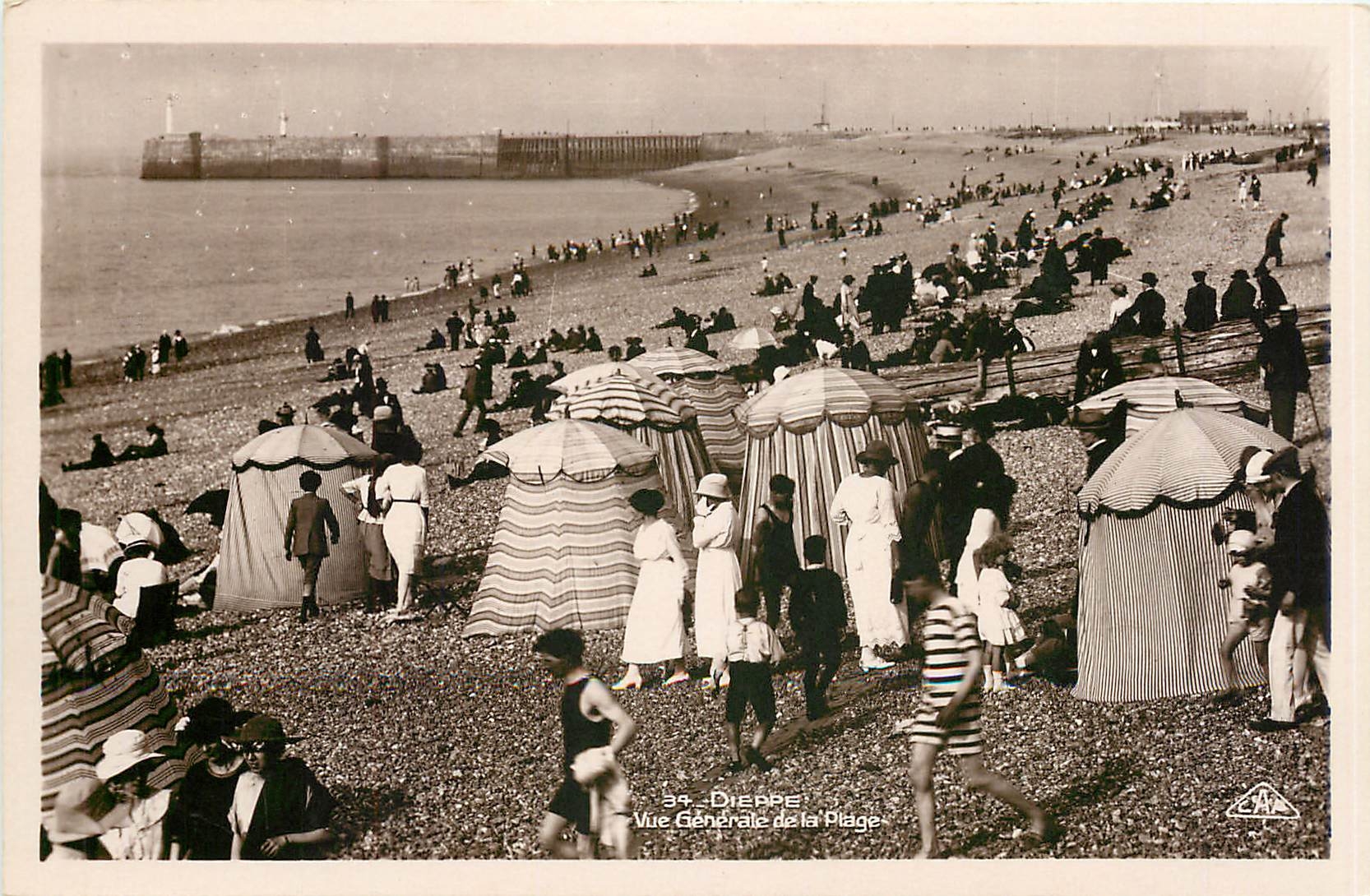 CPA Dieppe - vue generale de la Plage