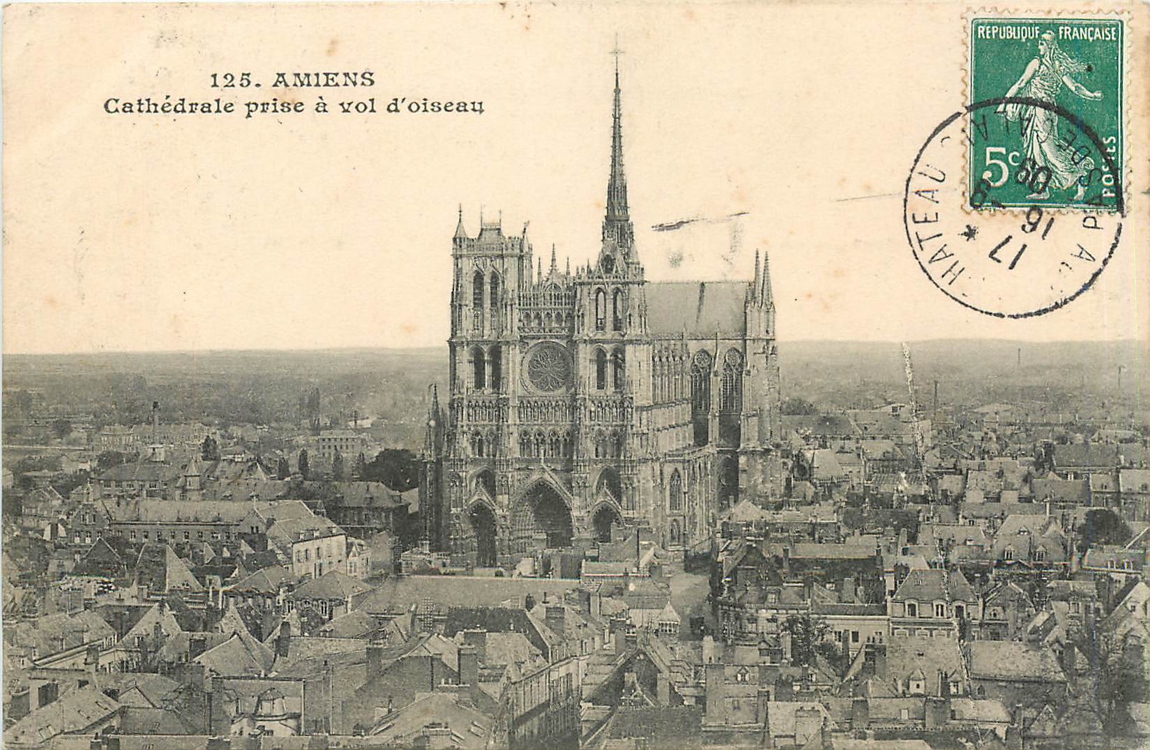 CPA Amiens - La Cathedrale prise à vol d'Oiseau