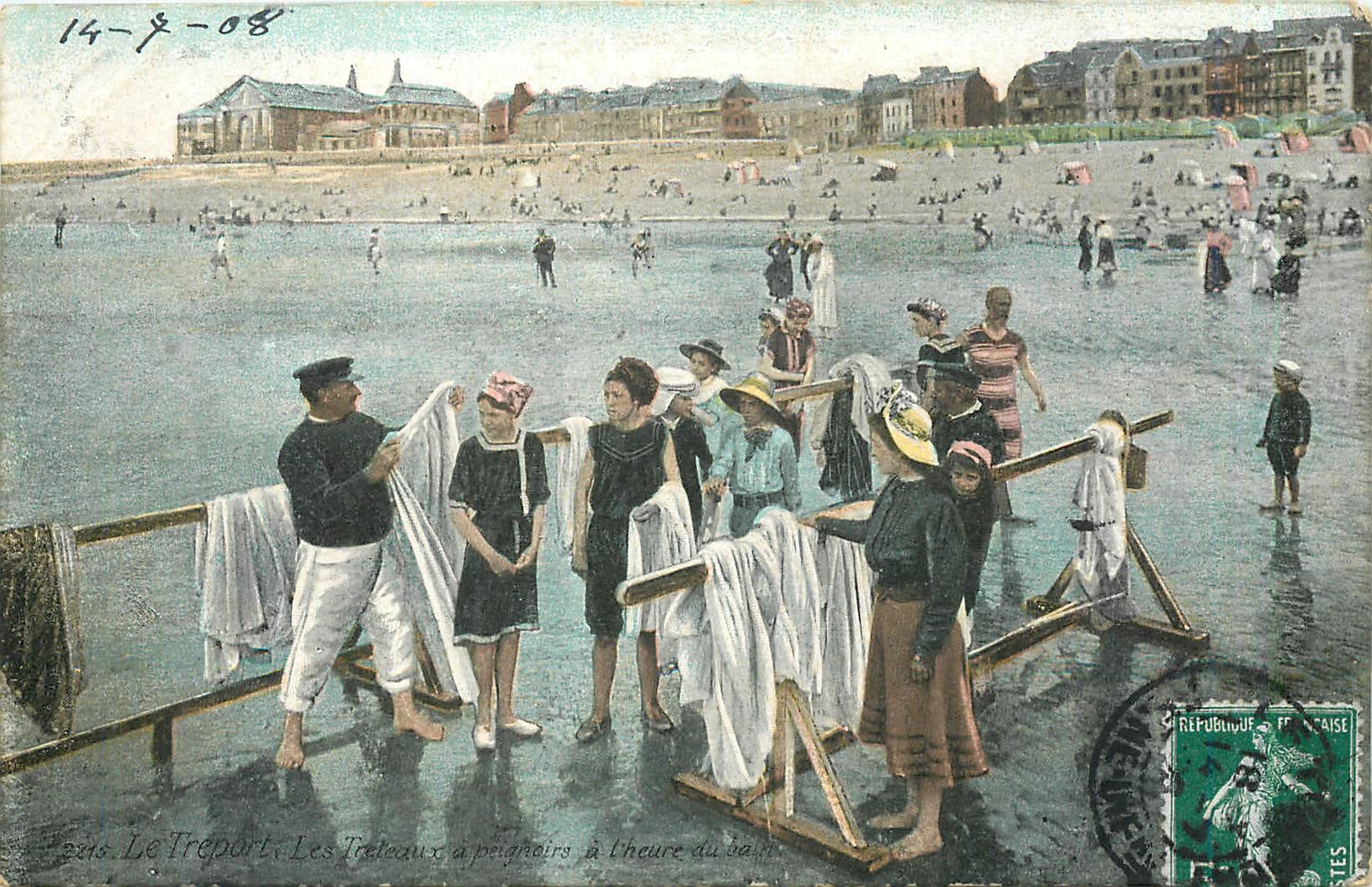 CPA Le Treport - Les treteaux à peignoirs à l'heure du Bain