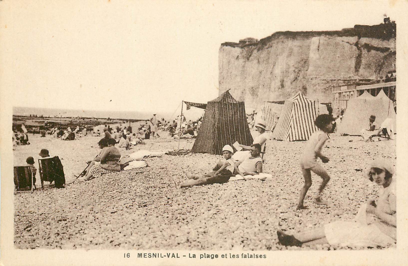 CPA Mesnil-Val  -  La Plage et les Falaises