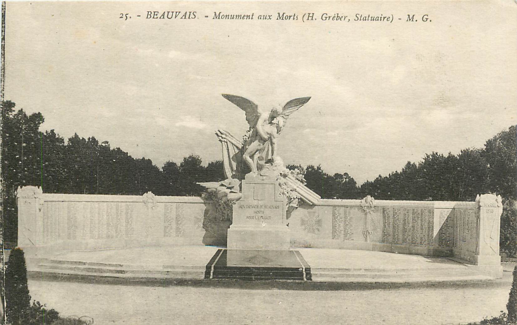 CPA Beauvais  -  Monument aux morts