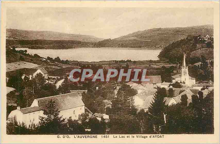 CPA L'Auvergne 1451 Le lac et le Village d'Aydat