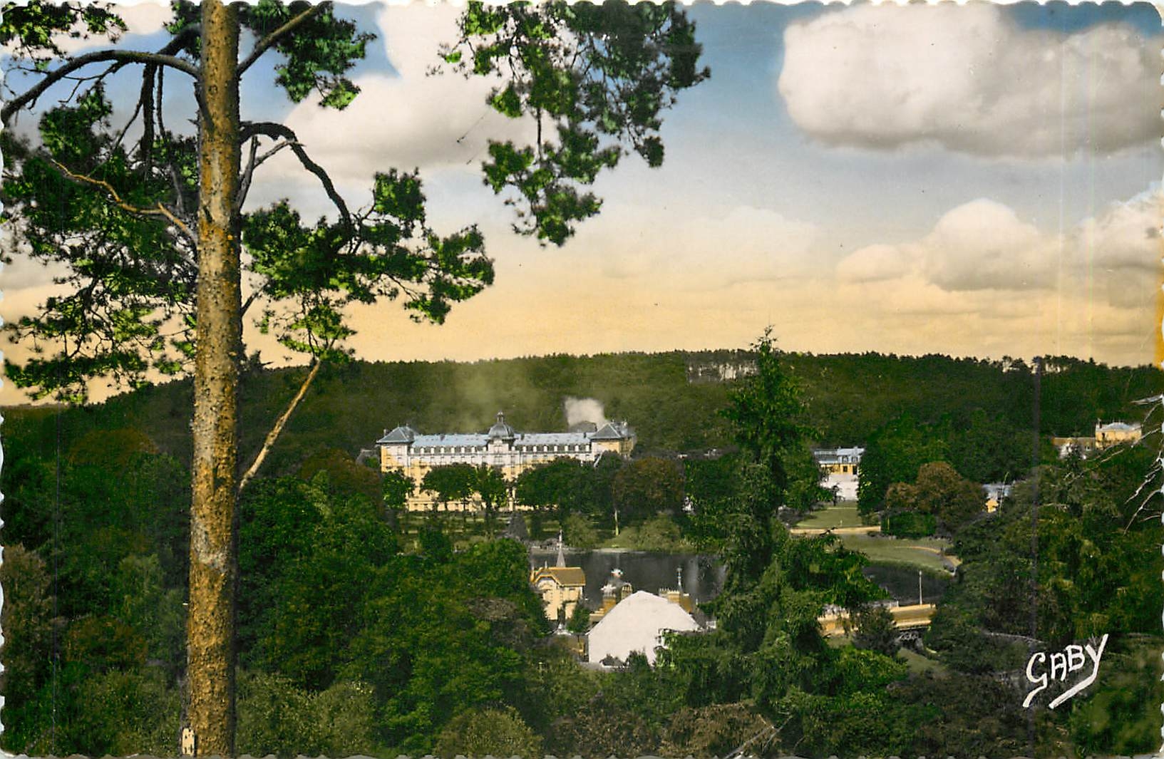 CPM Bagnoles-de L'Orne  -  Vue d'ensemble sur le Lac et le grand Hotel