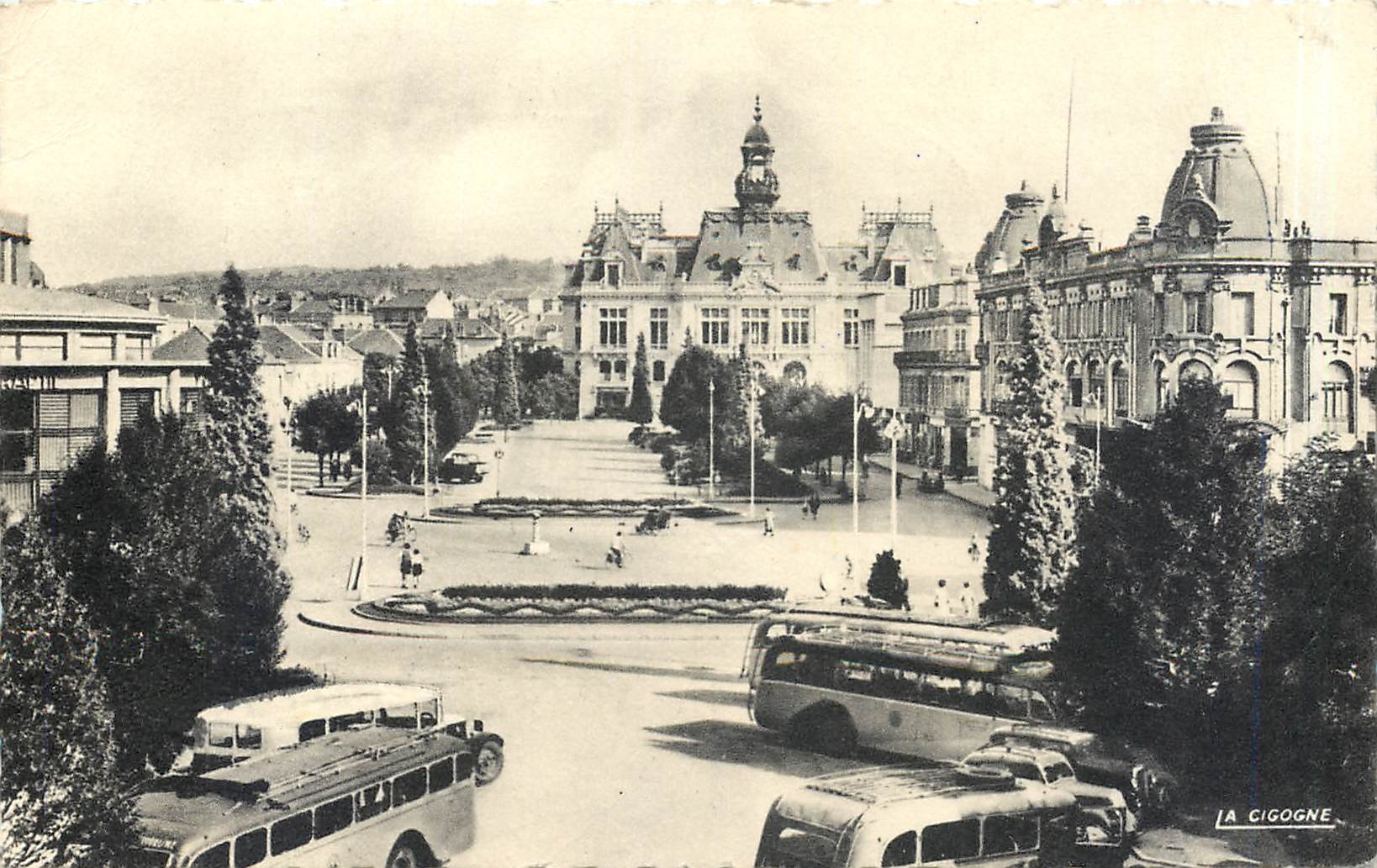 CPA Vichy  Reine des villes d'eaux  L'esplanade de l'Hotel de Ville