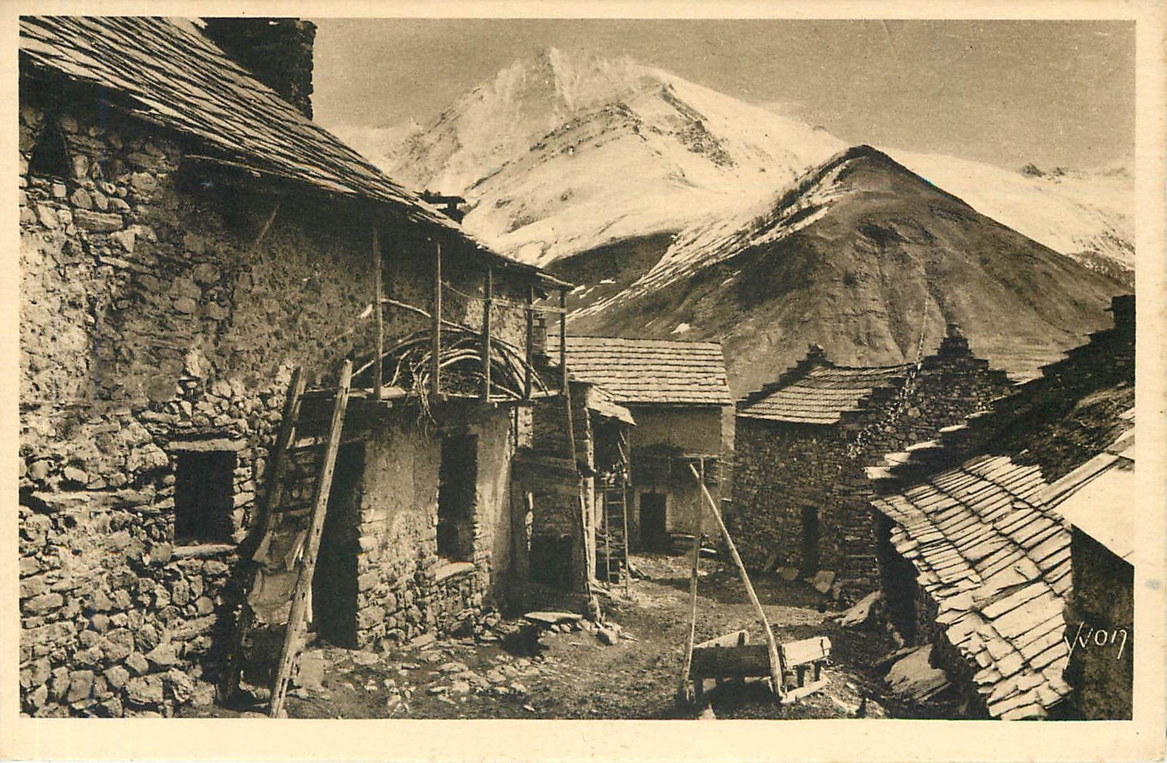 CPA Les Alpes Vieilles maisons du Village de Ventelon pres des terrasses