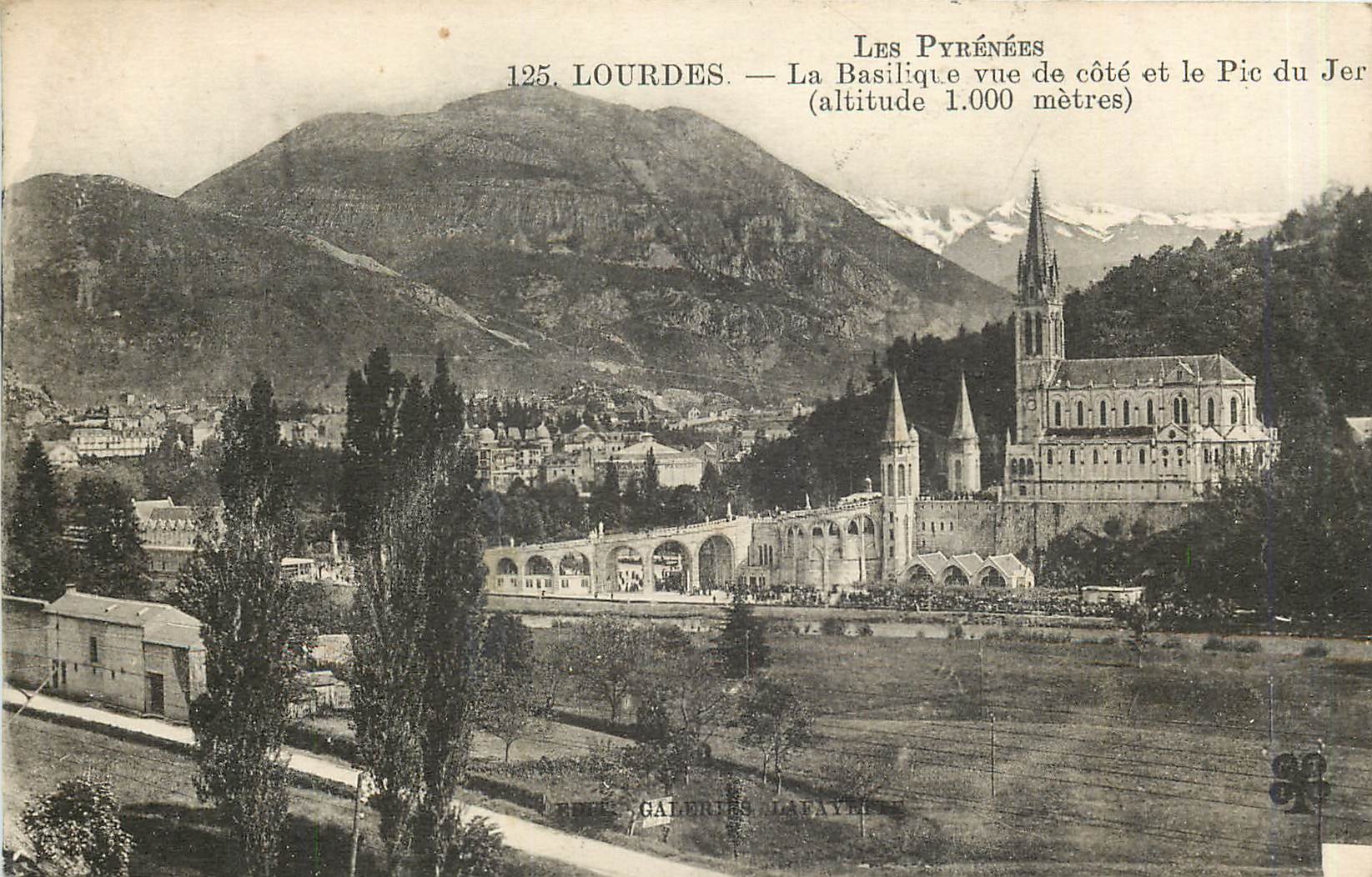 CPA Lourdes Lourdes - la basilique vue du cote et le Pic du Jer