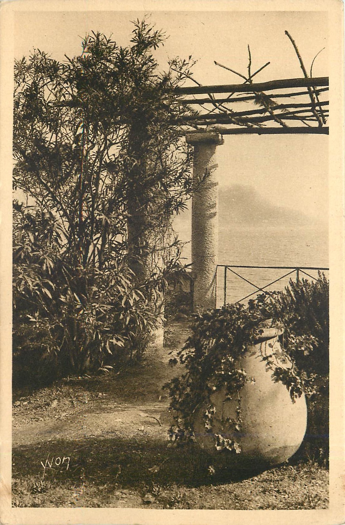 CPA la Tete de Chien vue a travers une pergola