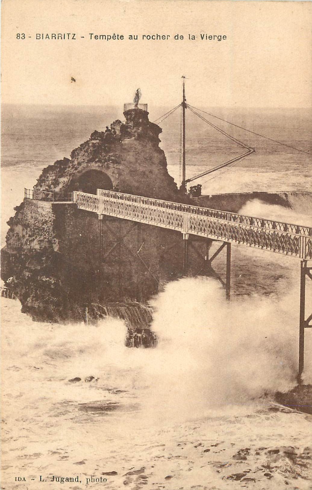 CPA Biarritz - tempete au rocher de la Vierge