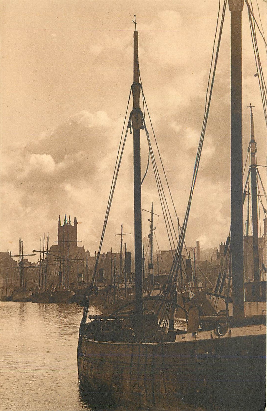CPA Fecamp Seine-Inf - le port Bateaux