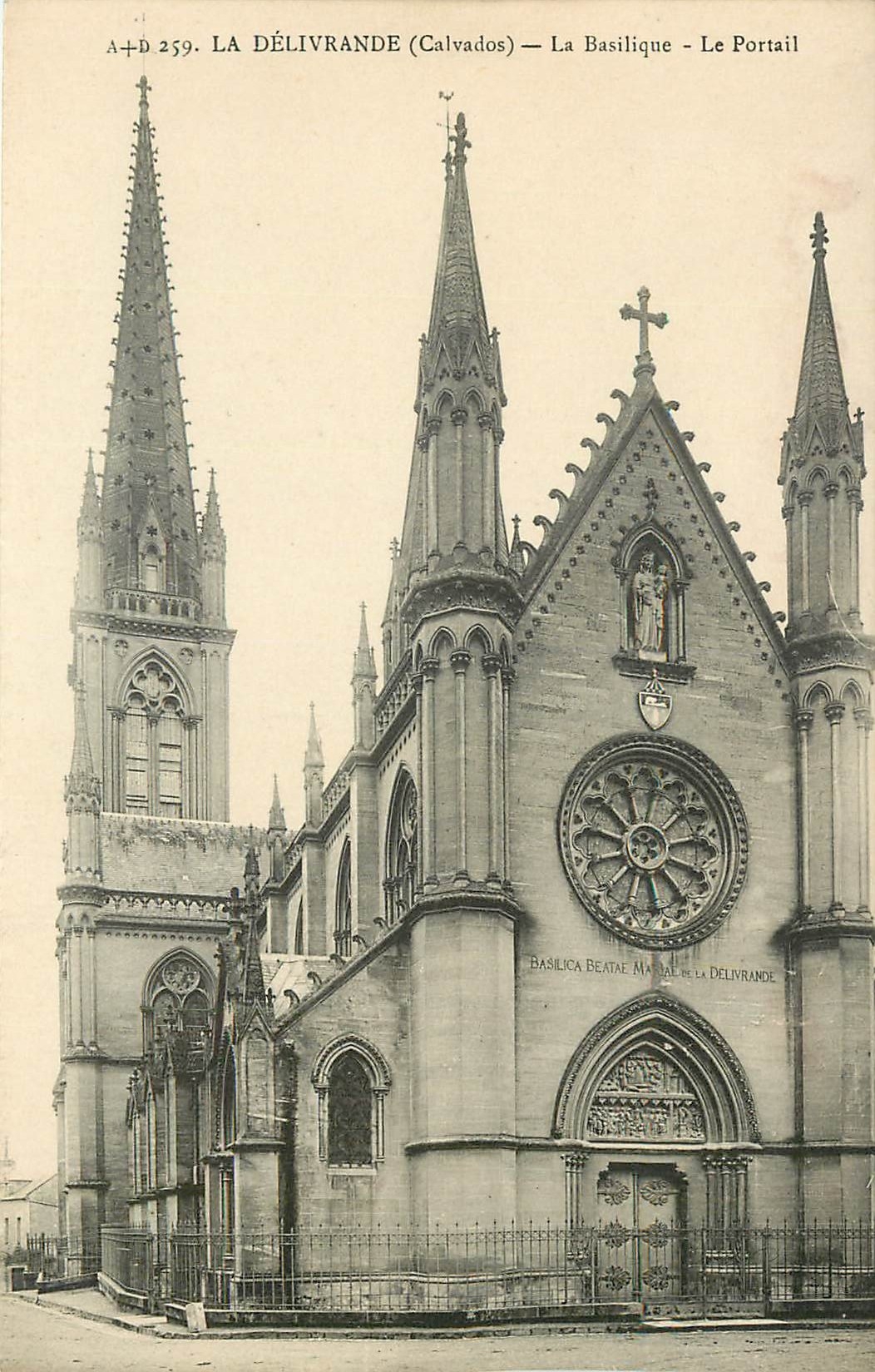 CPA La Delivrande Calvados la basilique - le portail