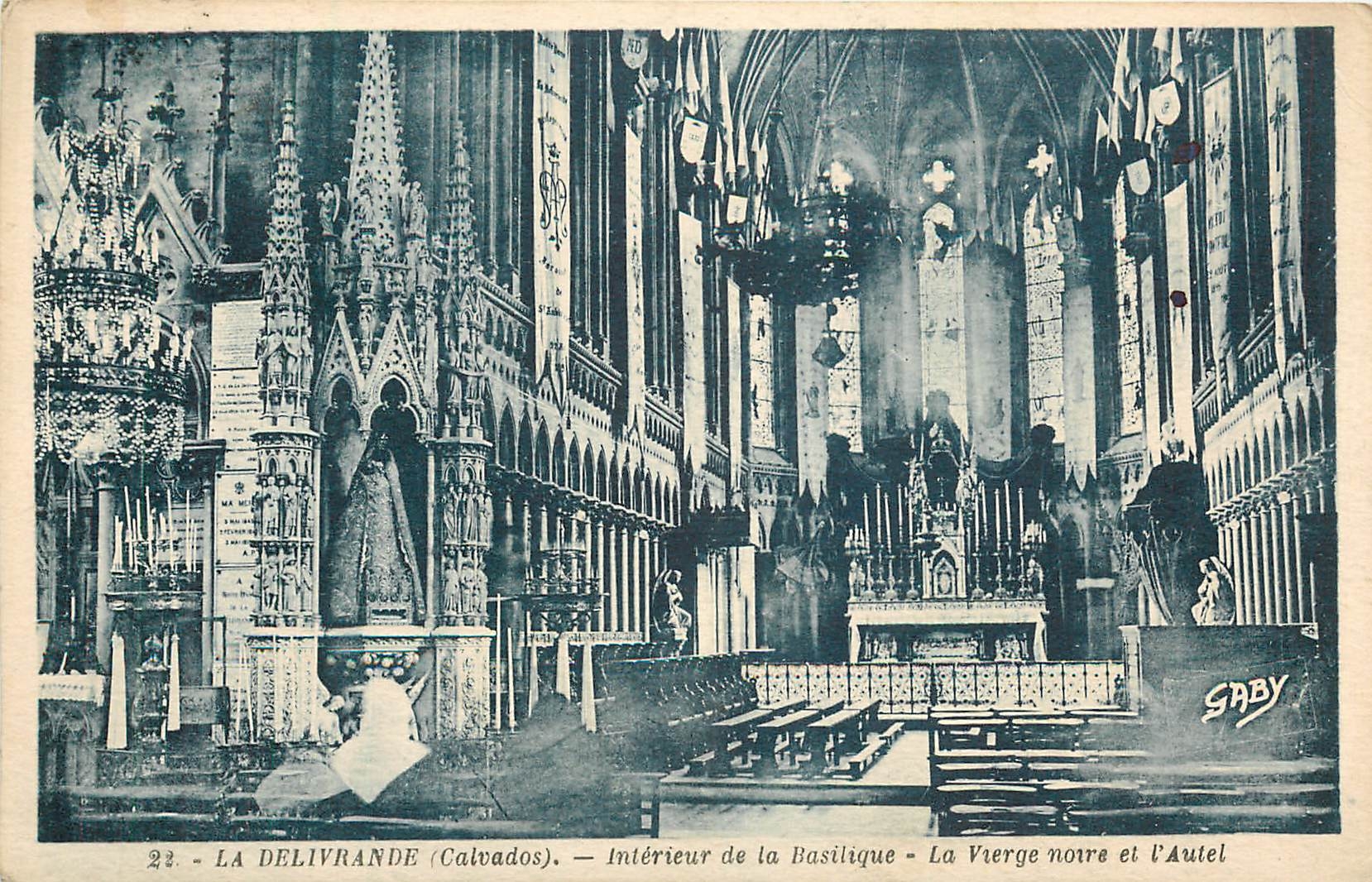 CPA La Delivrande - Intereieur de la basilique - la Vierge noire et l'autel