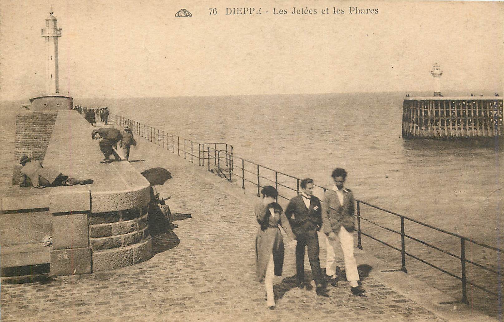 CPA Dieppe - les jetees et les phares